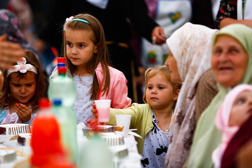 Bosna Hersek'in 'yerde çiçekler açtıran' iftar sofrası